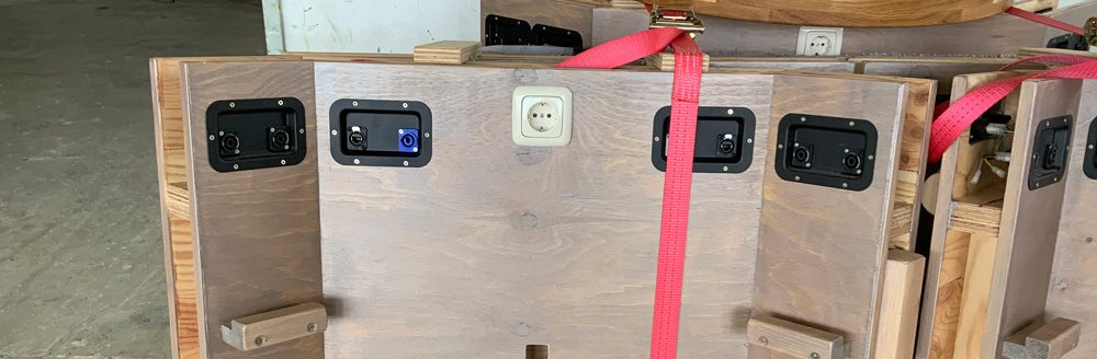 Barelemente mit Gurten auf Transportpaletten gesichert