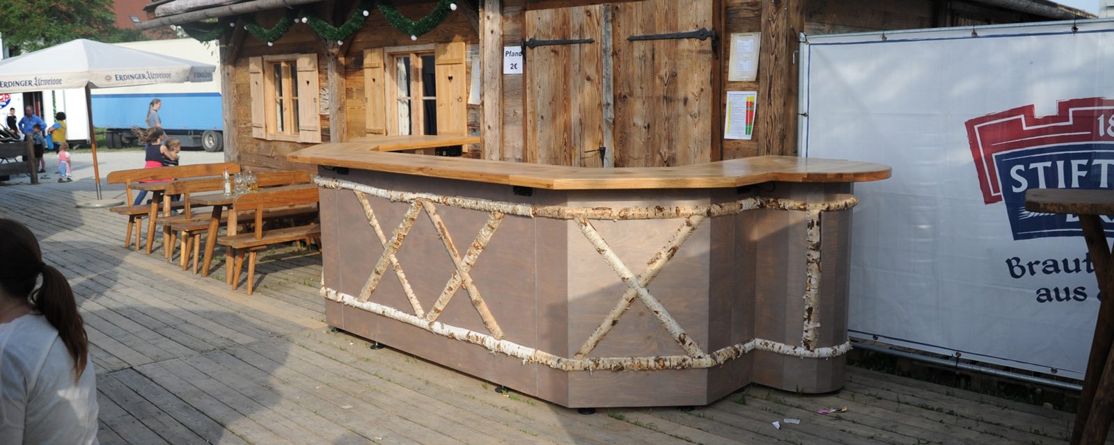 Event-Bar draußen vor der Erdinger-Urweiße-Hütte