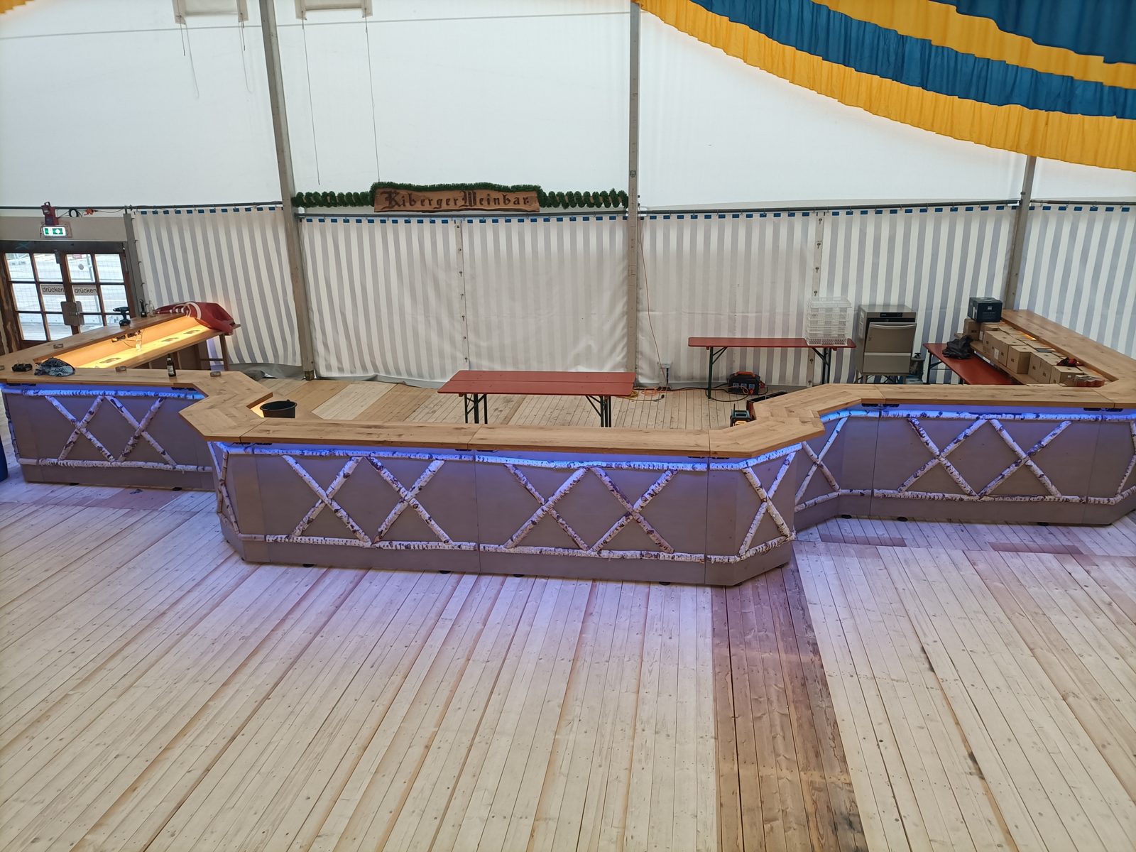 Event-Bar mit blauer Beleuchtung im Festzelt