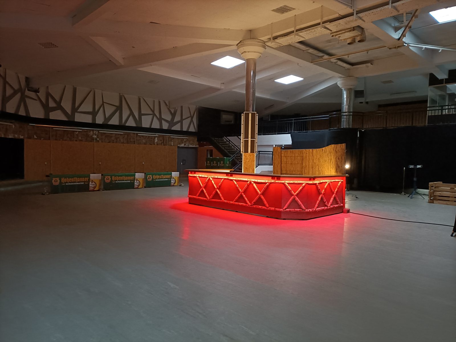 Event-Bar mit roter Beleuchtung in einer Halle