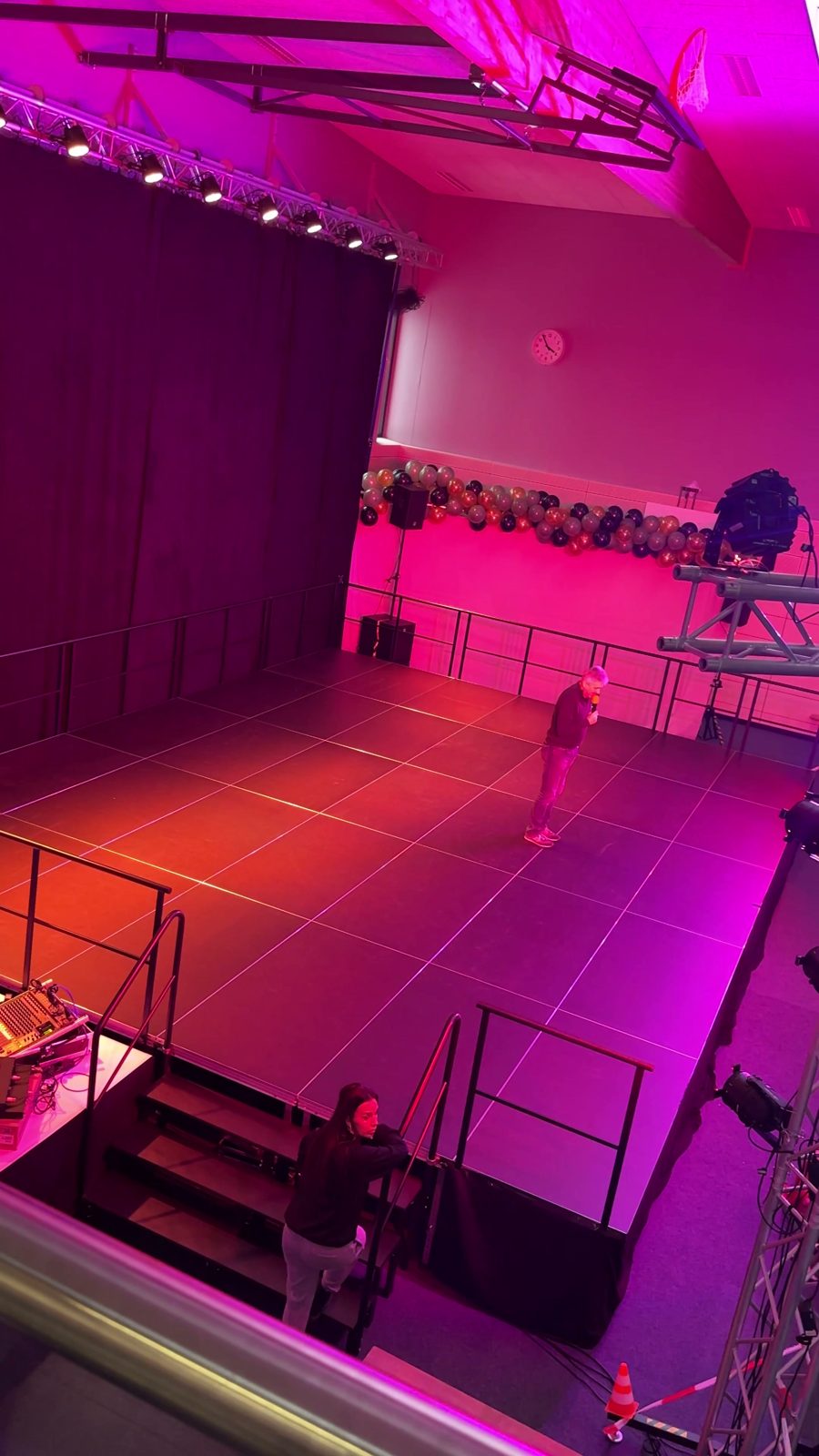 Bühnenfläche mit Treppe und Geländer, pink ausgeleuchtet