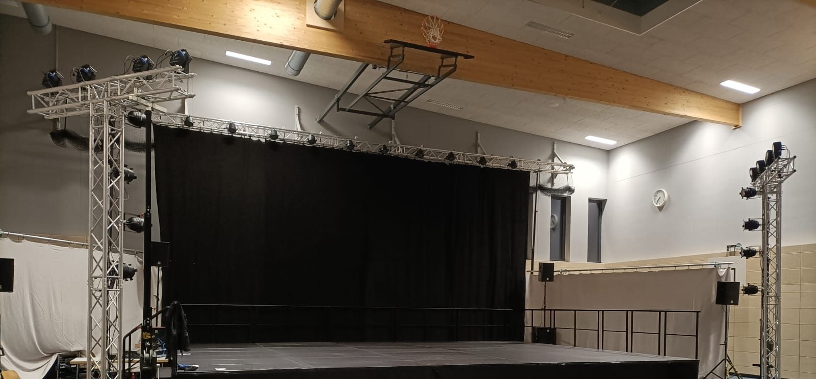 Bühne mit Traversen und Scheinwerfern in einer Halle