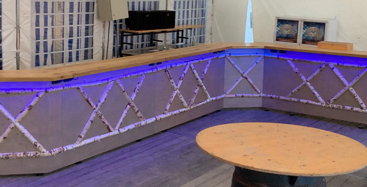 Mobile Holzbar mit LED-Beleuchtung im Festzelt