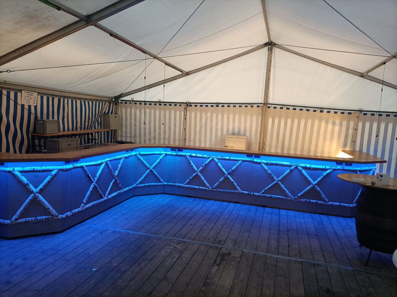 Event-Bar mit blauer Beleuchtung im Festzelt