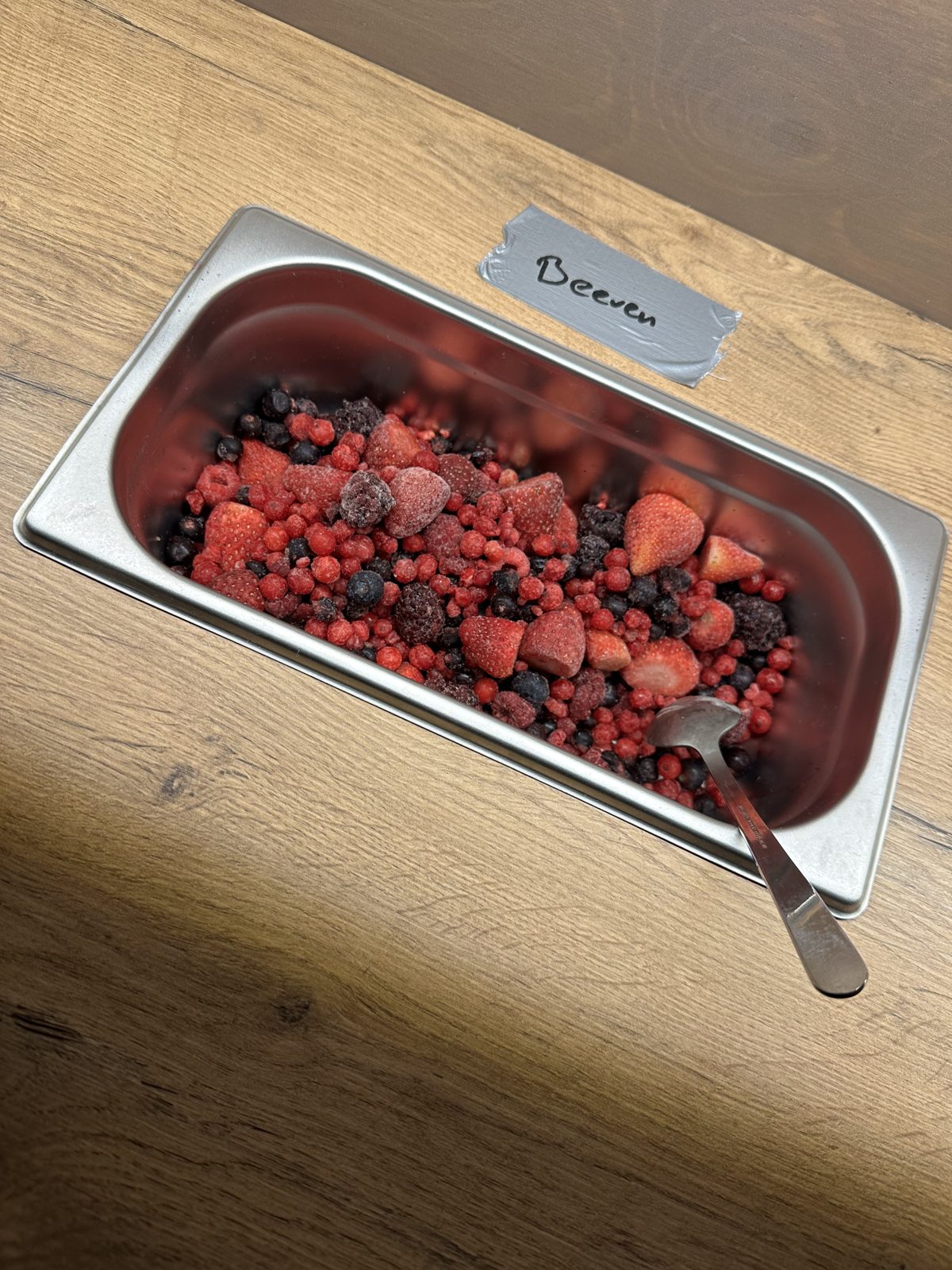 Edelstahl-Behälter mit Beeren, eingelassen in die Arbeitsplatte