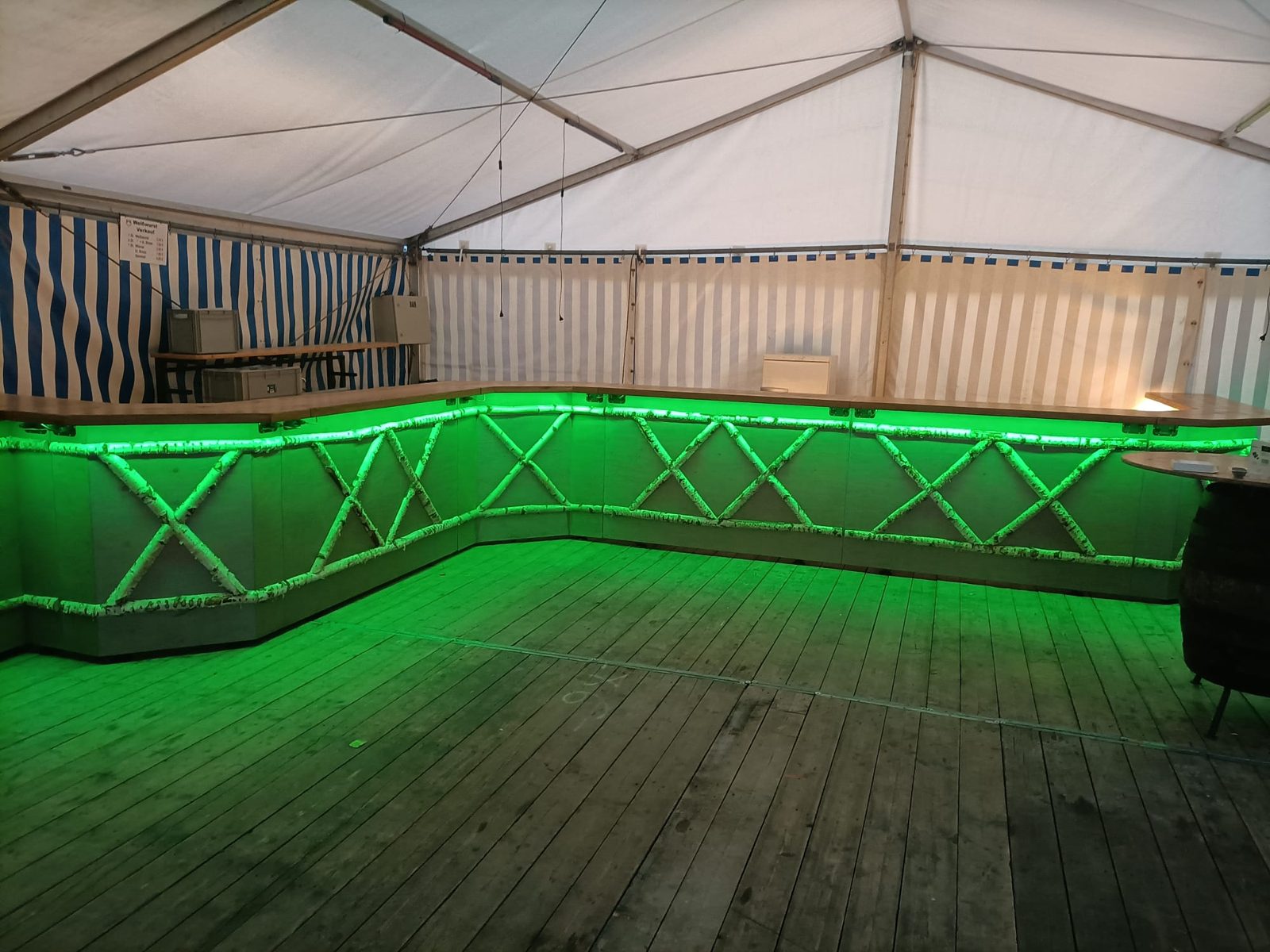 Event-Bar mit grüner Beleuchtung im Festzelt