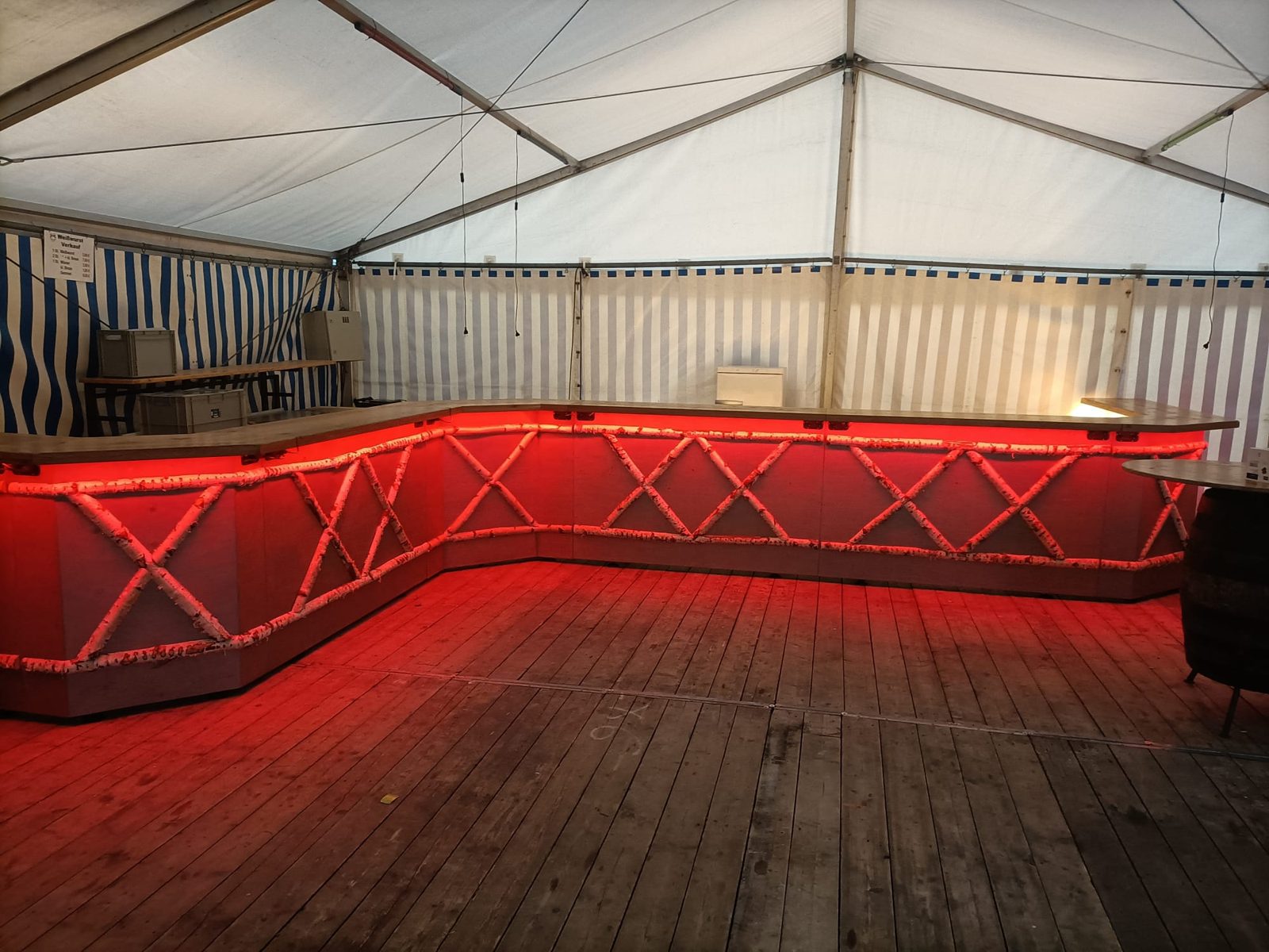 Event-Bar mit roter Beleuchtung im Festzelt