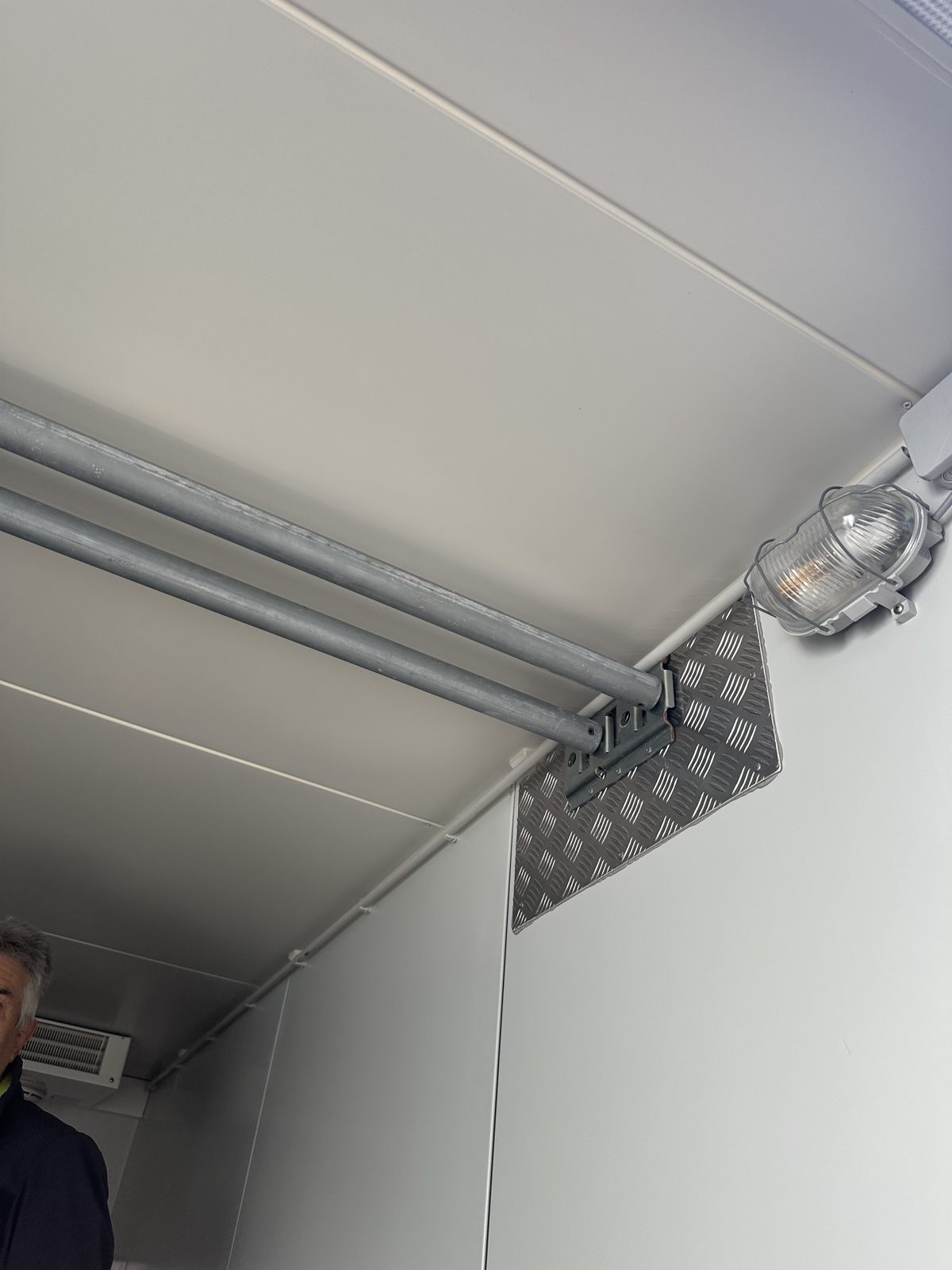 Sperrstangen in Parkposition an der Decke, daneben die Innenleuchte