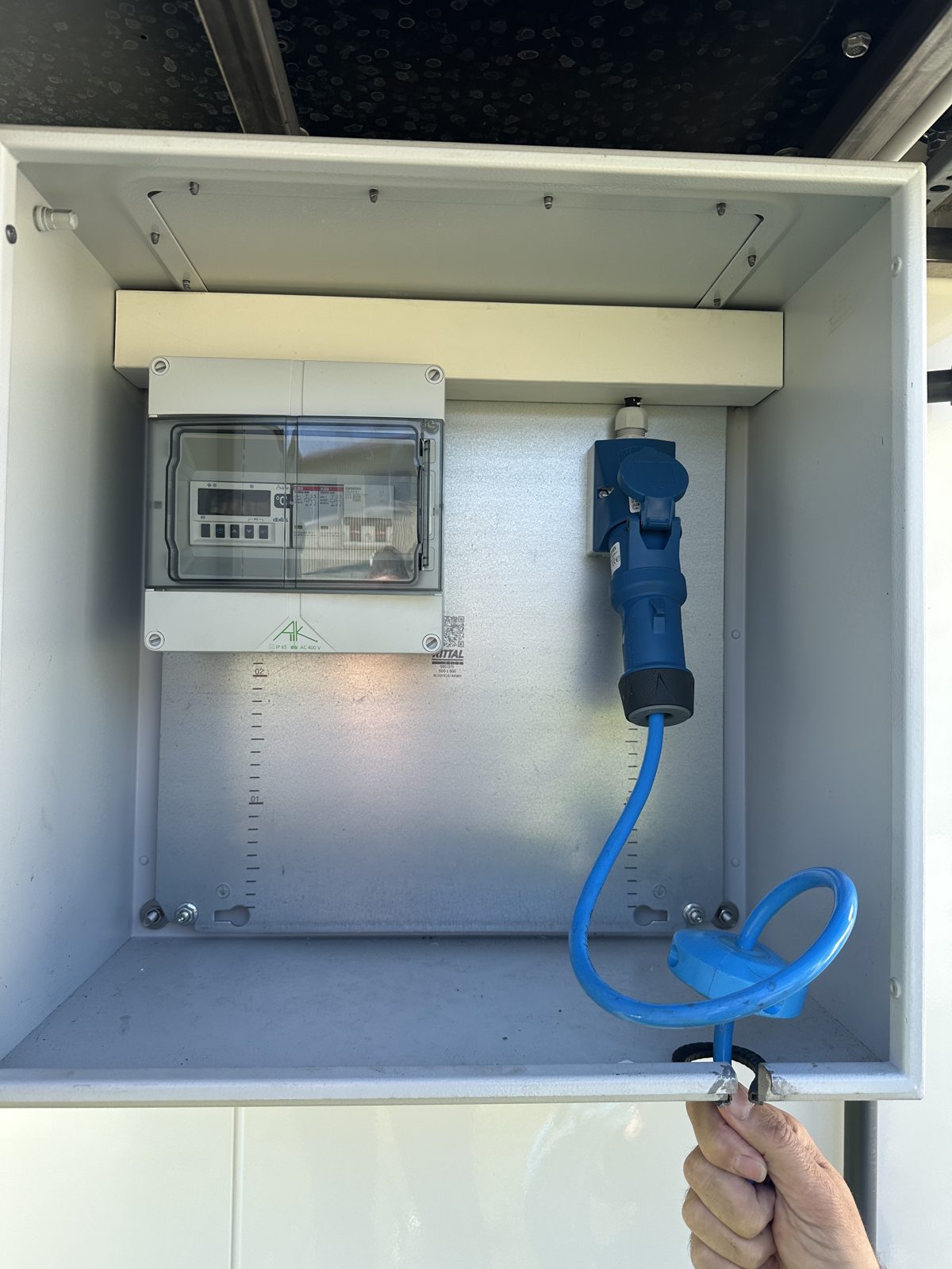 Sicherungskasten mit Kabel und blauem Leitungsstopper