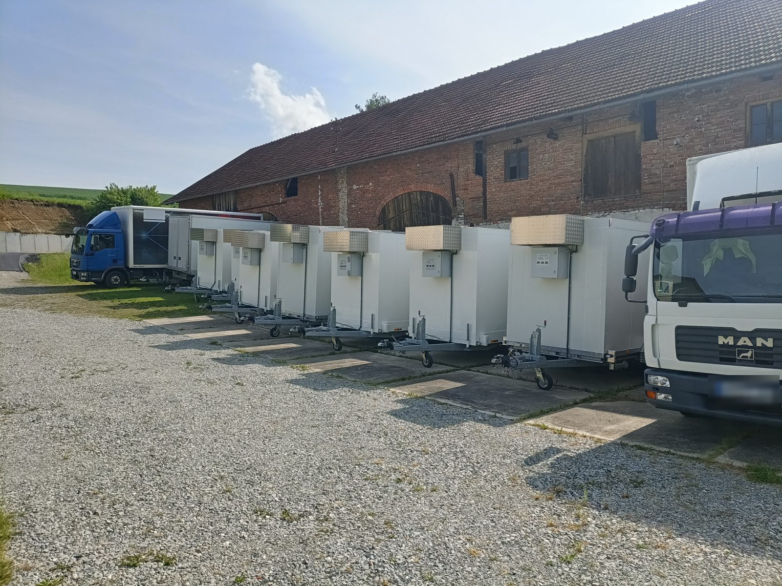 Die Kühlanhänger am Hof in Vilsheim, daneben der Lkw