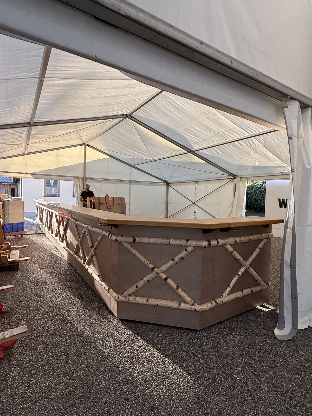 Schmankerl- und Verkaufstheke im Zelt beim Bürgerfest, über Eck aufgebaut