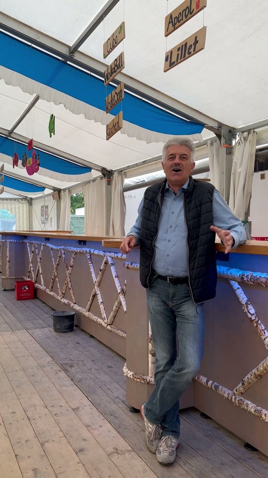 Sepp vor der blau beleuchteten Event-Bar im Festzelt