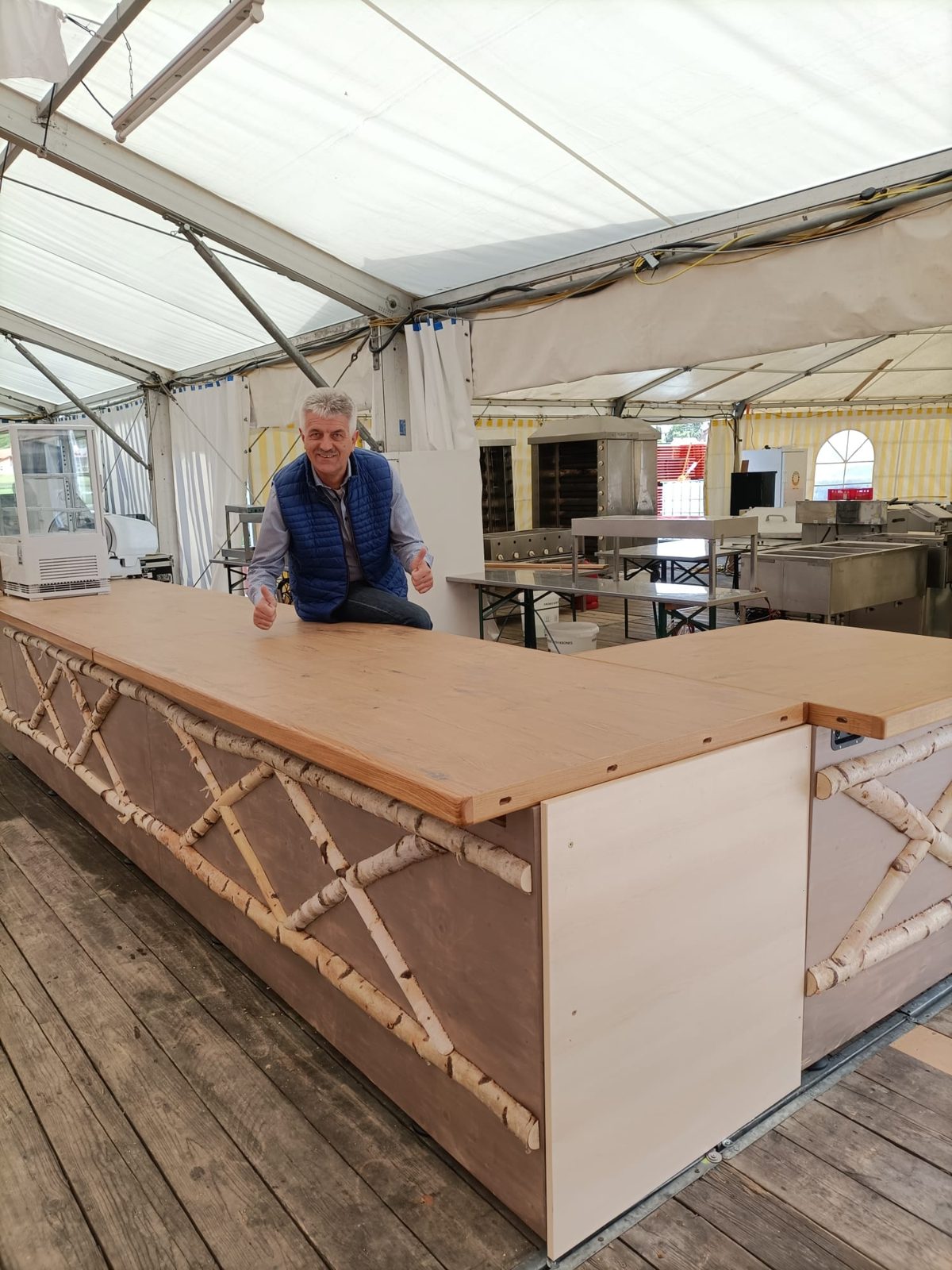 Sepp an der Gastrotheke im Festzelt
