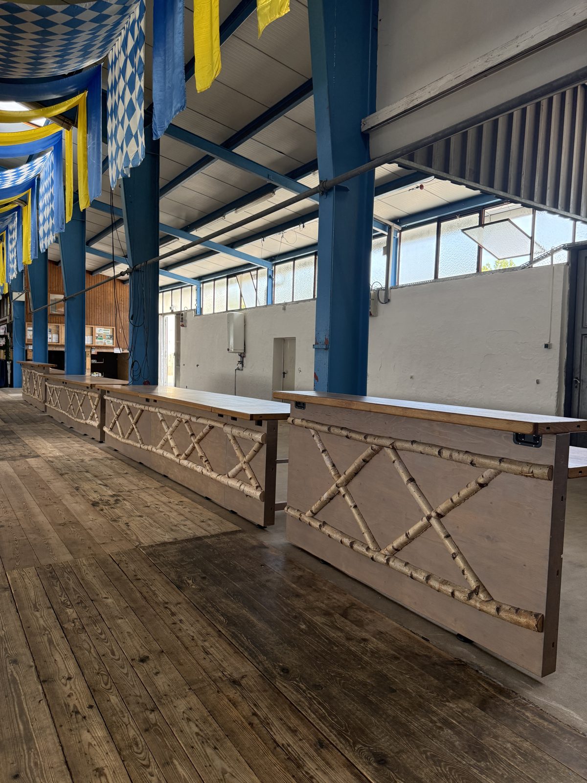 Aufbau der Schmankerltheke in der Volksfesthalle Taufkirchen, Vorderseite