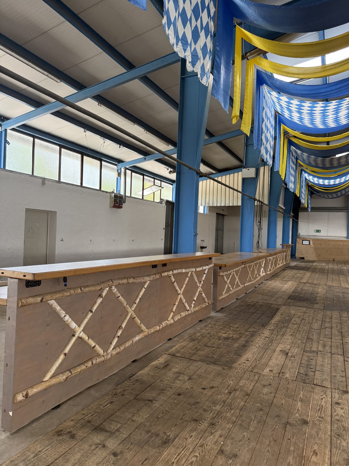 Lange Schmankerltheke in der Volksfesthalle