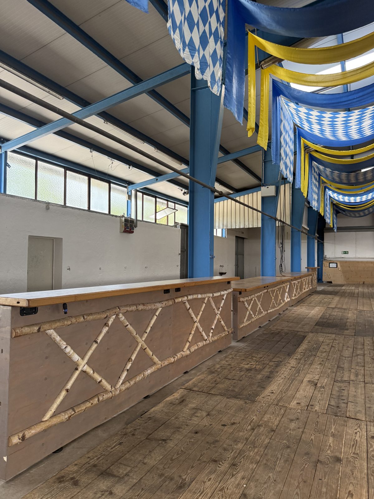Schmankerltheke in der Volksfesthalle Taufkirchen, Seitenansicht