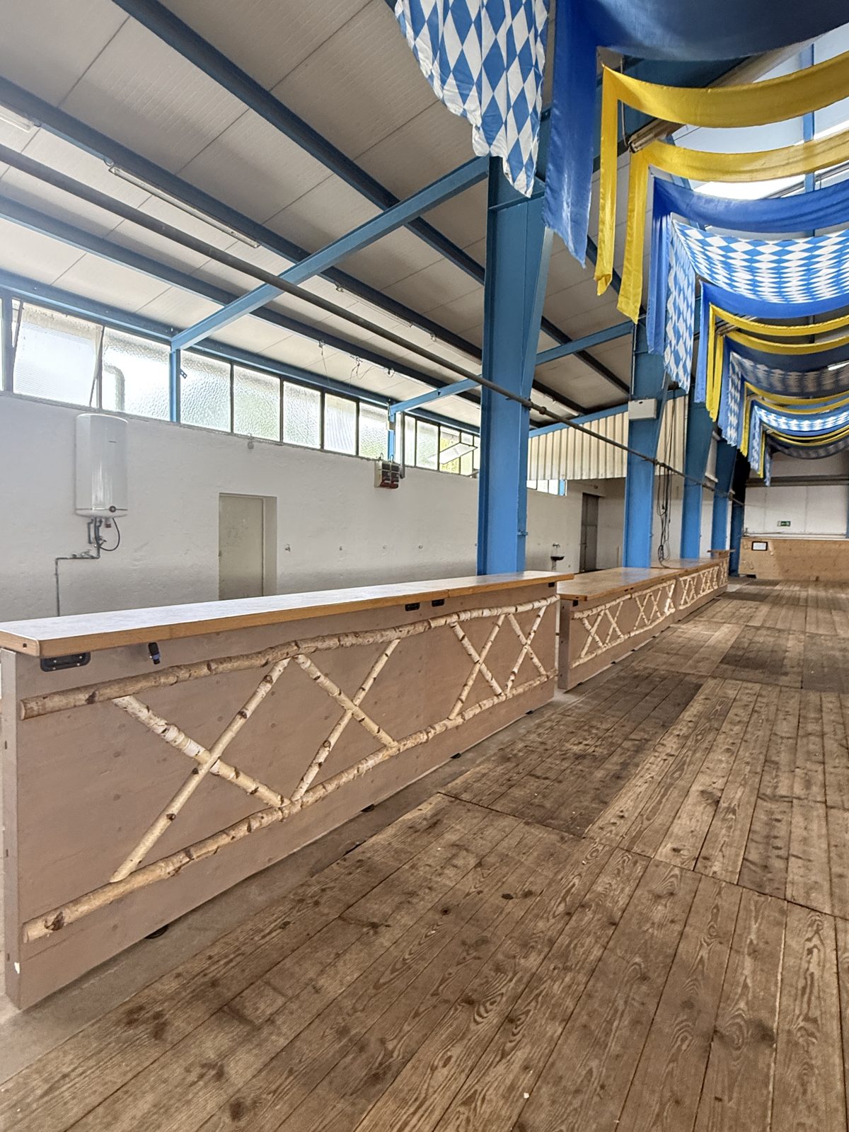 Schmankerltheke in der Volksfesthalle Taufkirchen von der anderen Seite
