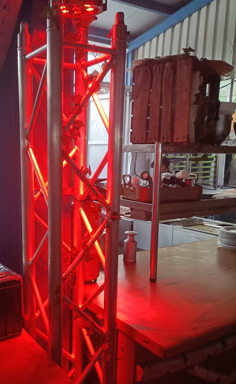 Alu-Traverse an der Schmankerltheke in Taufkirchen, rot beleuchtet von oben