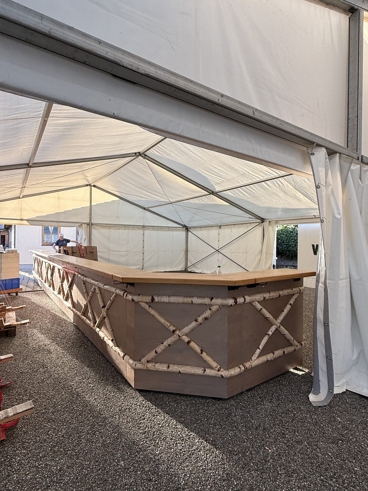 Schmankerltheke im Festzelt, über Eck aufgebaut