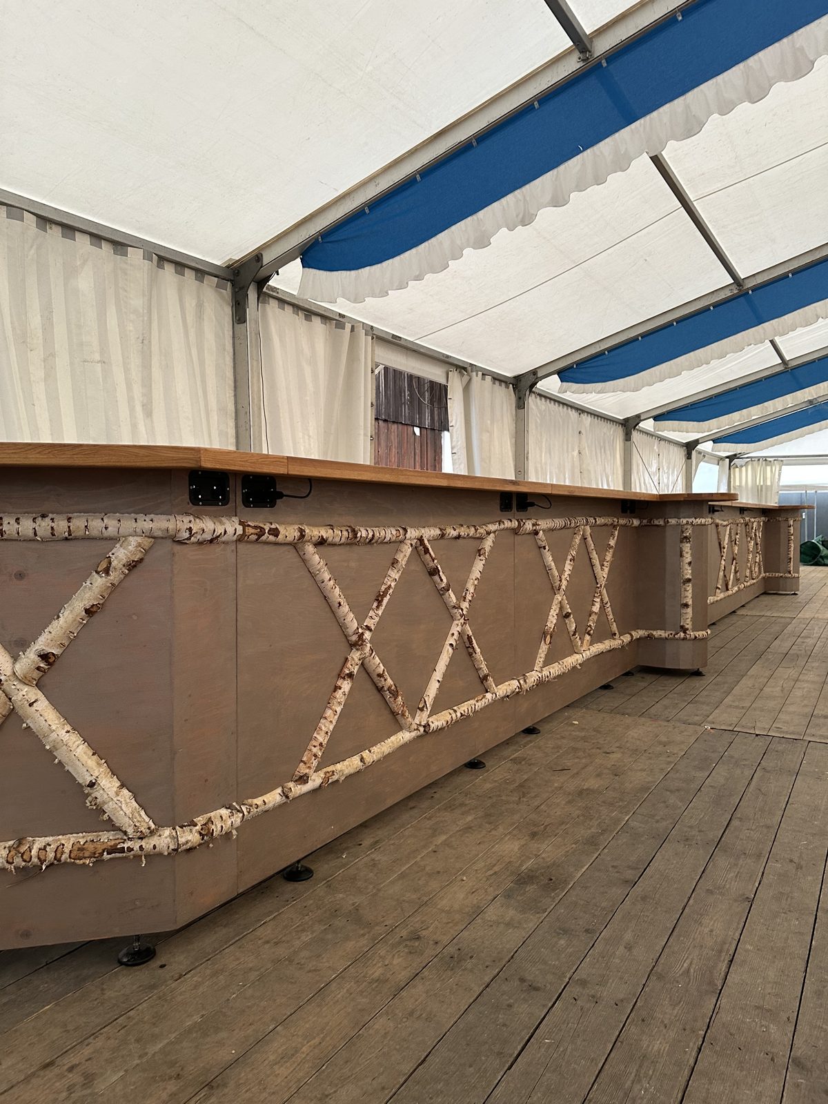 Lange Event-Bar im Festzelt