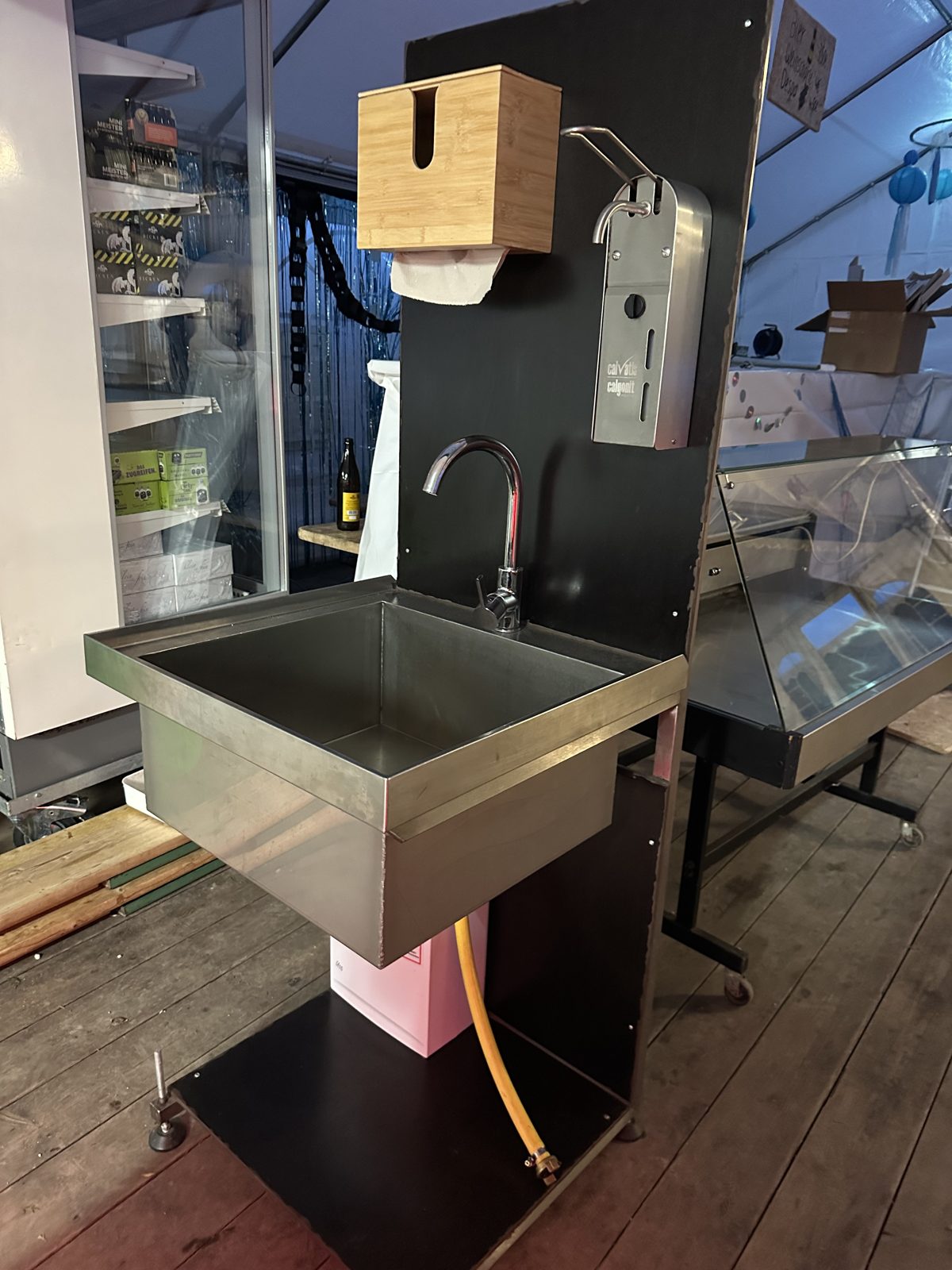 Mobiles Handwaschbecken aus Edelstahl mit Seifen- und Tuchspender
