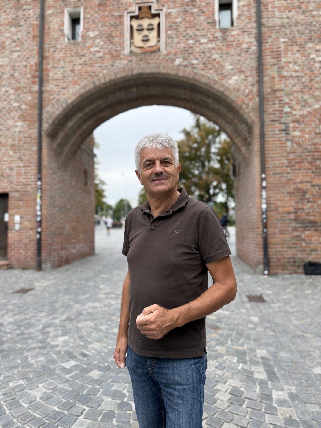 Josef Neumayer vor einem Stadttor