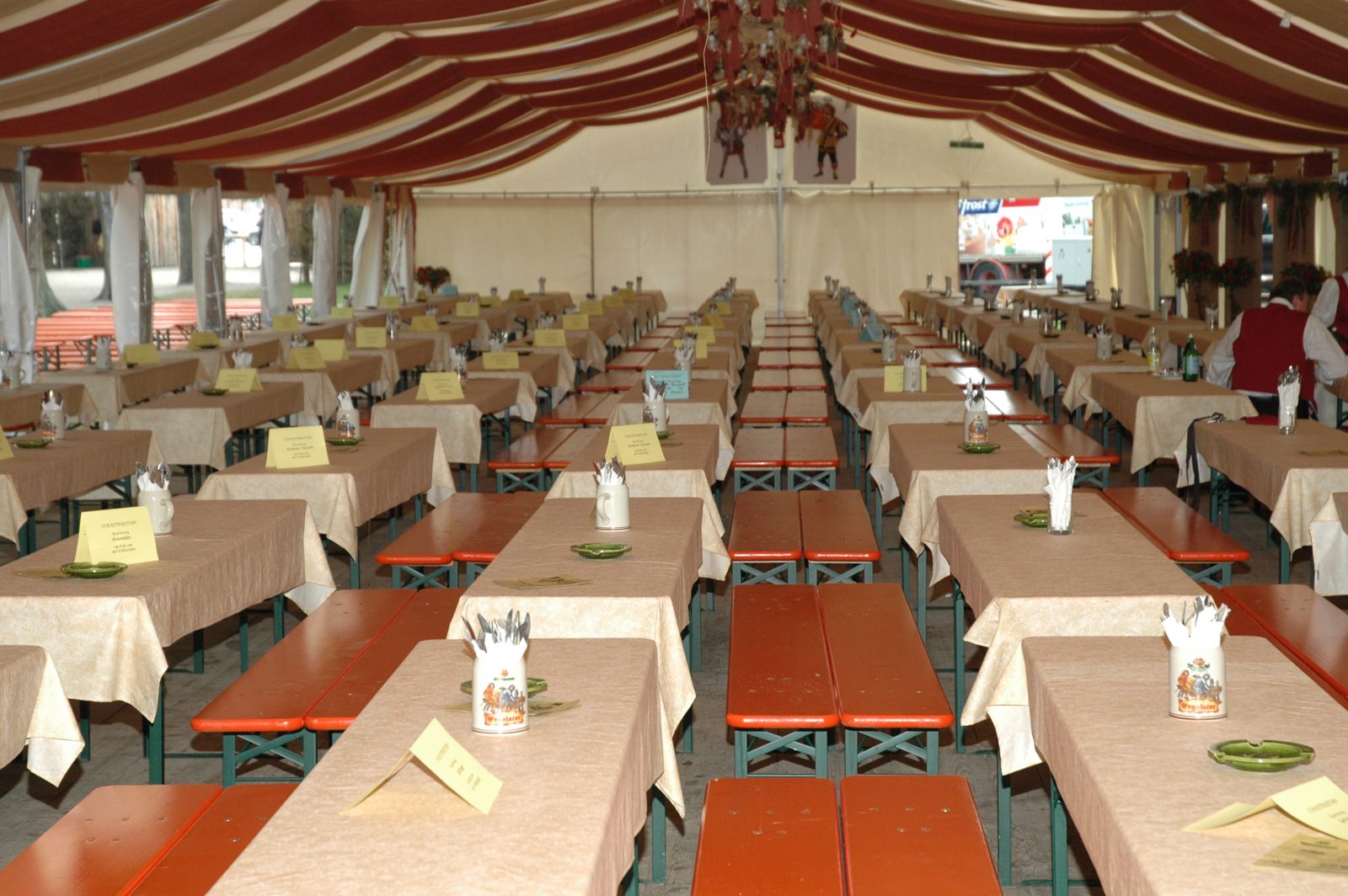 Eingedeckte Tische im Festzelt der Landshuter Hochzeit 2005