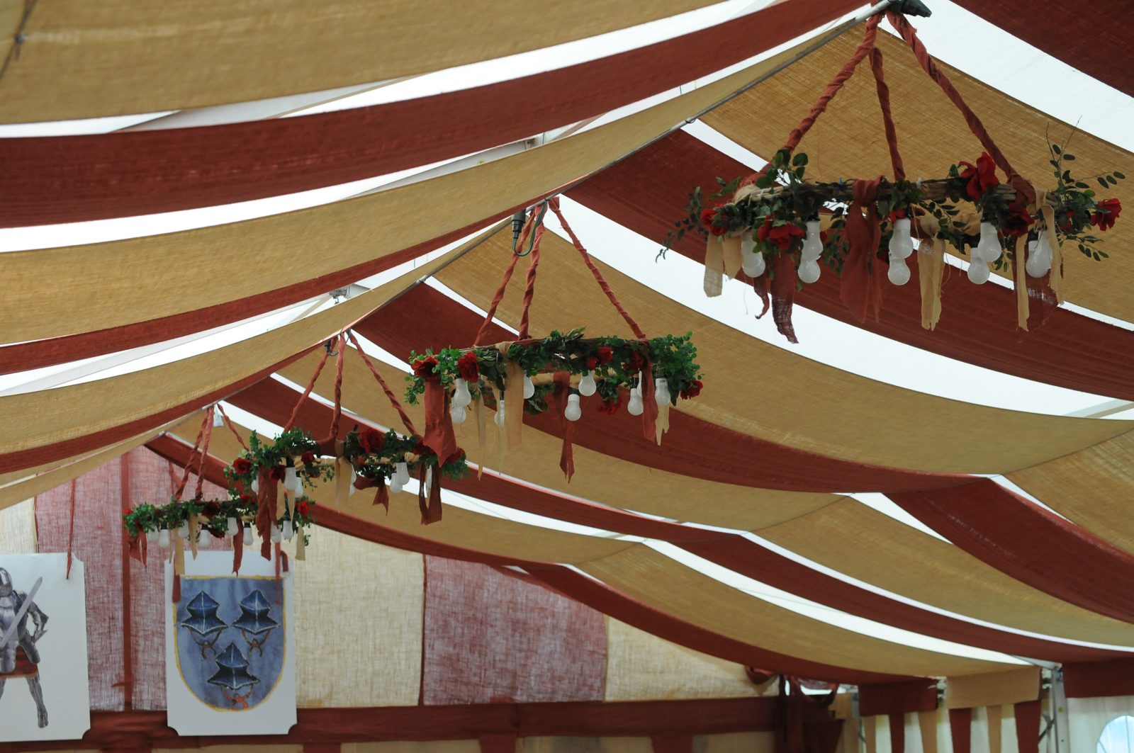 Geschmückte Leuchter unter dem Zeltdach, Landshuter Hochzeit 2009