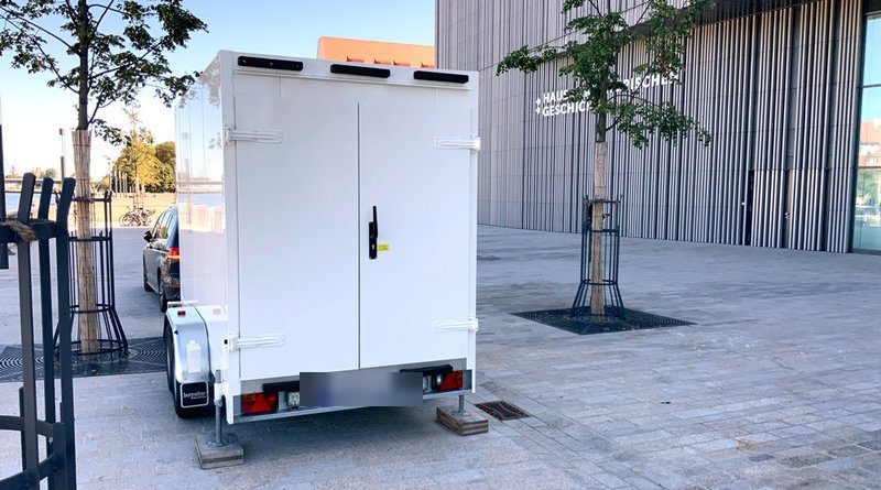 Kühlanhänger von hinten mit offenen Türen