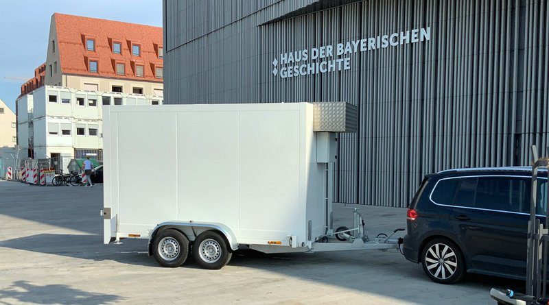 Kühlanhänger vor dem Haus der Bayerischen Geschichte