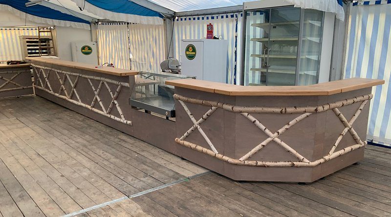 Gastrotheke im Zelt, dahinter ein Kühlschrank