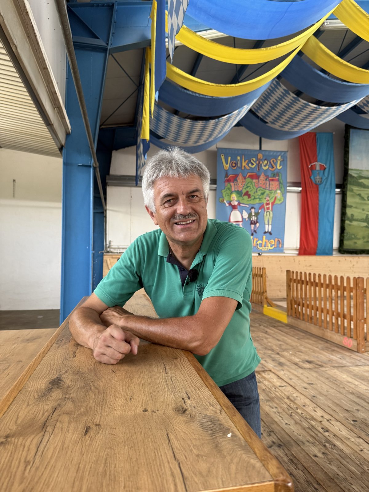 Josef Neumayer, der Sepp von Immer-Kühl, in der Volksfesthalle