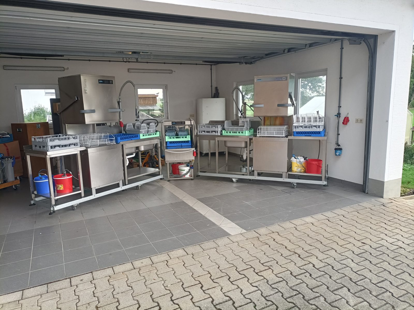 Zwei komplette Spülstationen und der Gläserspüler, aufgebaut in der Halle