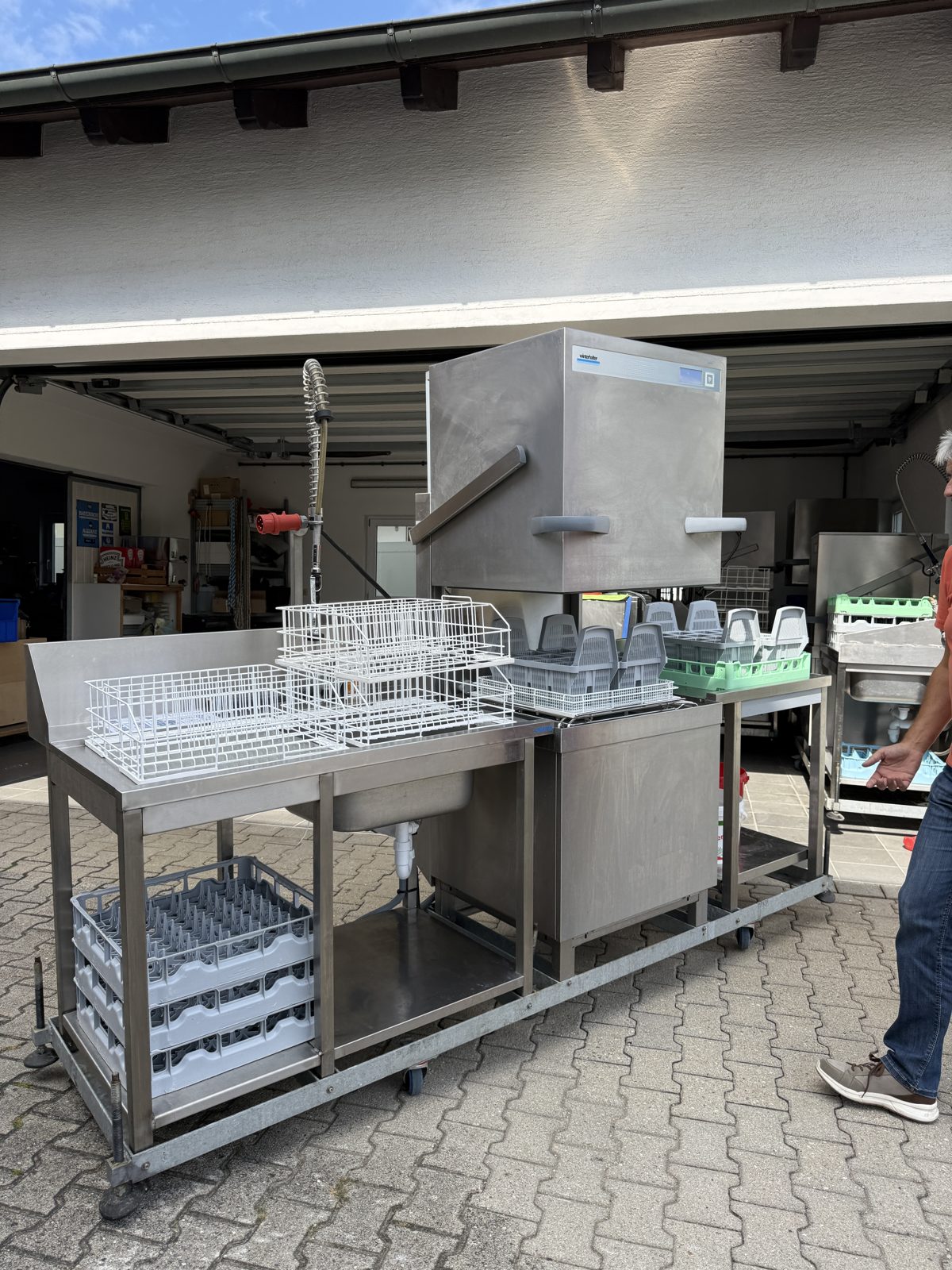 Haubenspülmaschine mit Körben für Gläser, Teller und Besteck