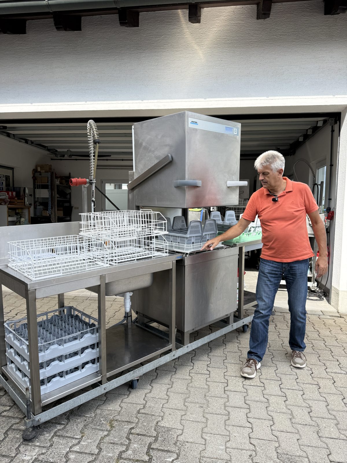 Sepp an der Haubenspülmaschine