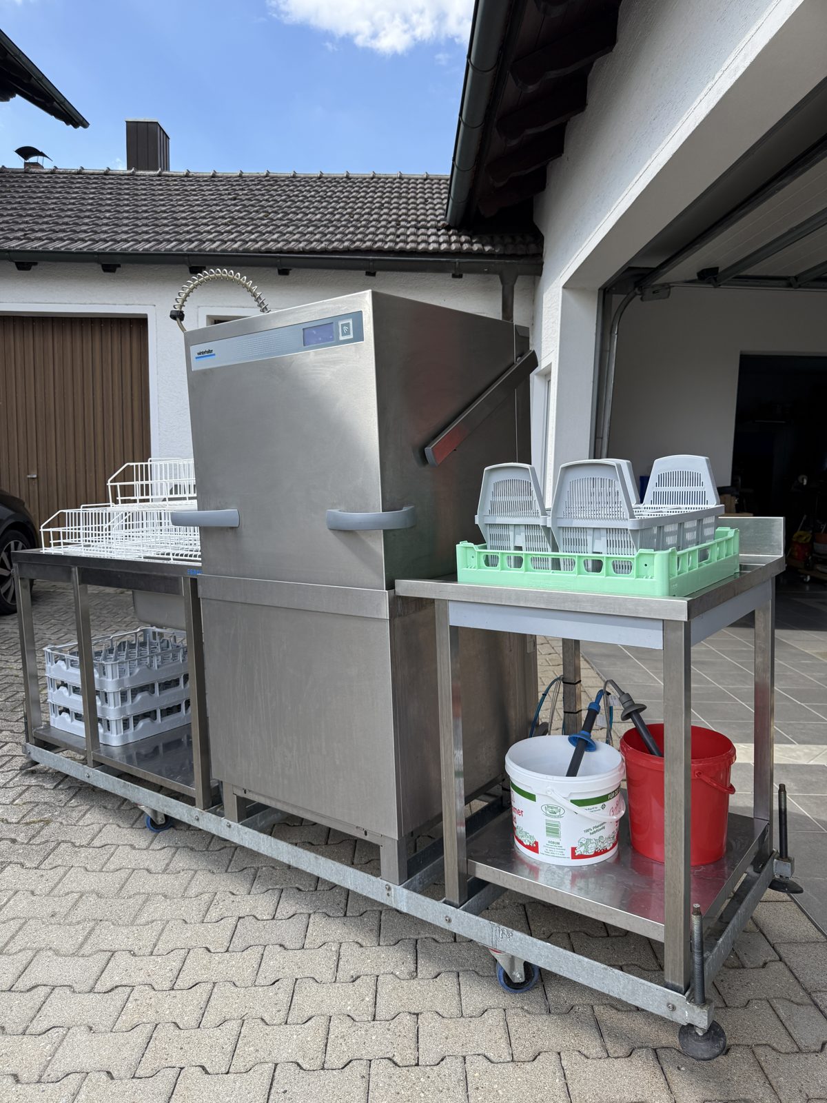 Haubenspülmaschine auf fahrbarem Edelstahl-Gestell