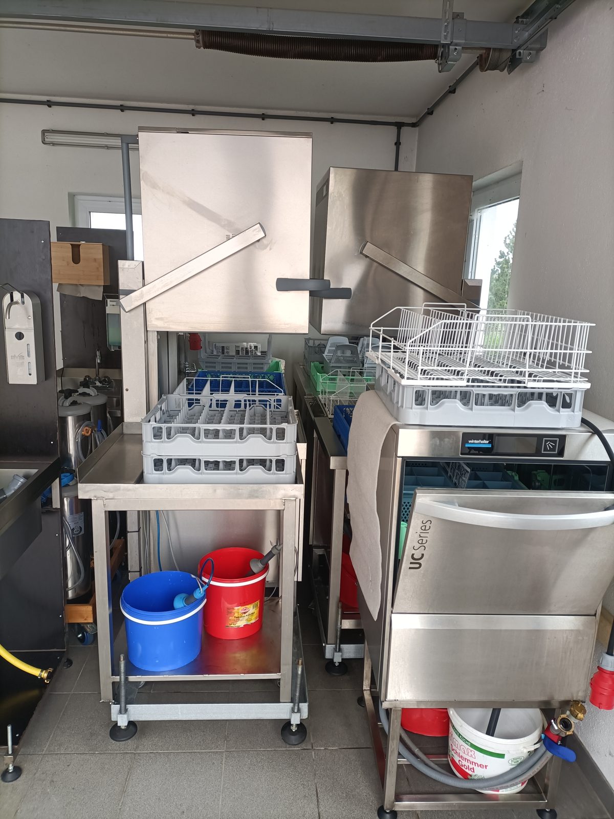 Winterhalter Gläserspüler der UC-Serie mit Gläserkorb obendrauf