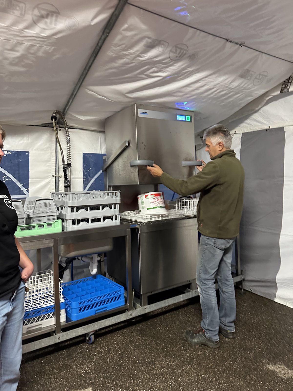Geöffnete Haubenspülmaschine am Spültisch im Festzelt